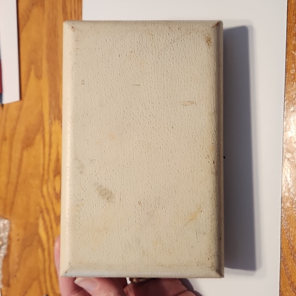 Vintage Ivory Earring Box - Picture 3 of 7